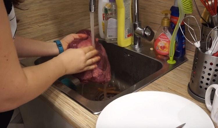 Enjuaga bien la carne.