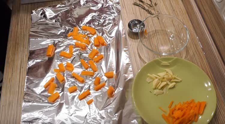 We spread carrots on a double foil.
