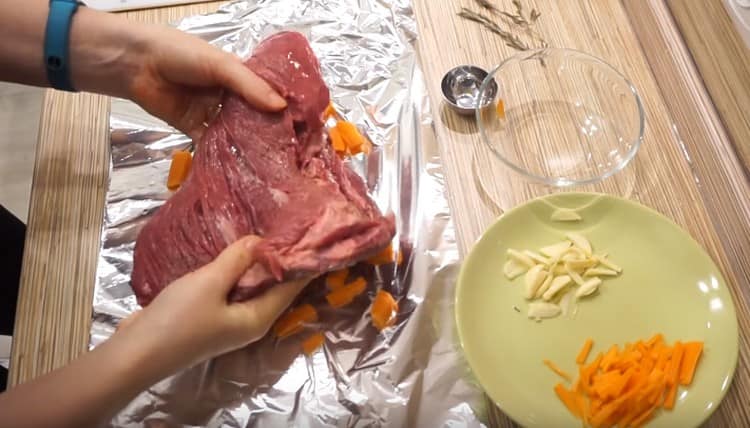 Mettez la viande sur la carotte.