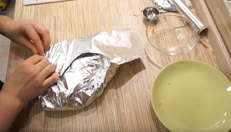 Enveloppez soigneusement la viande dans du papier d'aluminium.