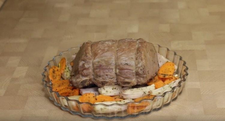 Durante 10 minutos, envíe la carne a un horno caliente para sellarla.