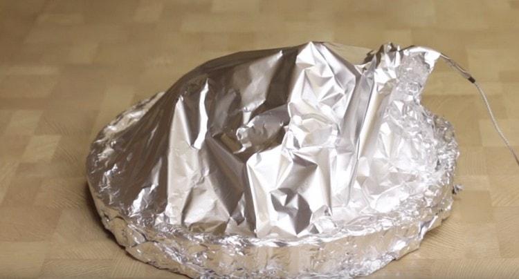 Nous sortons la viande finie du four, mais laissons-la encore dans le papier d'aluminium pendant 20 minutes.