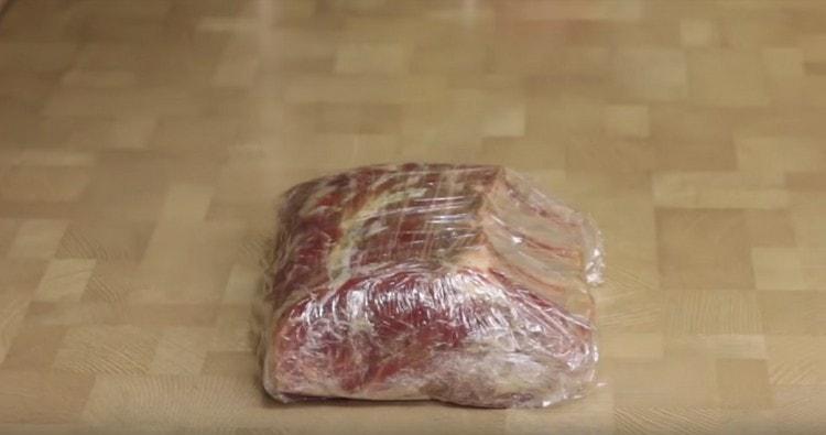 Enveloppez la viande dans une pellicule plastique et faites-la mariner au réfrigérateur pendant une journée.