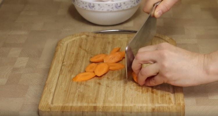Chop onion and carrot in large pieces.