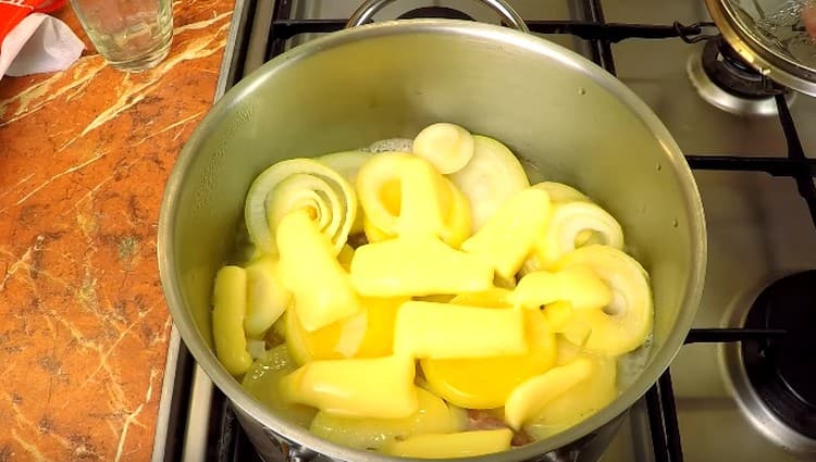 Porter le bouillon dans la casserole à ébullition et couvrir en baissant le feu.