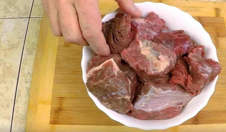 Enjuague la carne y córtela en trozos bastante grandes.