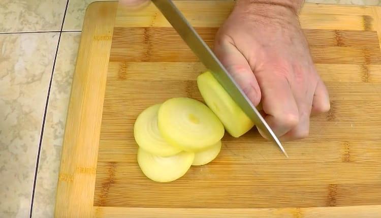 Cortar la cebolla en aros gruesos.