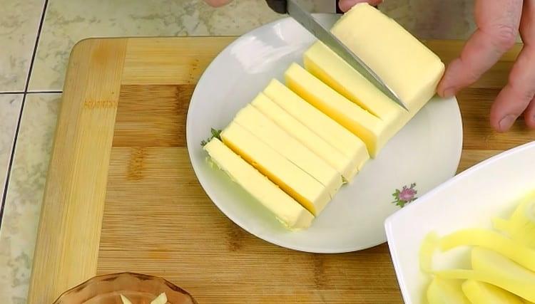 Cut the butter into thick plates.