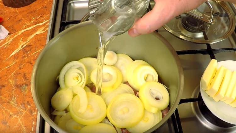 Pour meat with onions in water, turn on the fire.