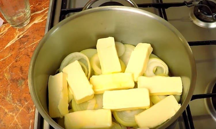 Mettez du beurre sur le dessus de l'oignon.