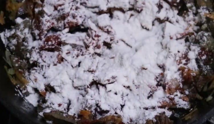 Ajouter la farine et mélanger pour éviter la formation de grumeaux.