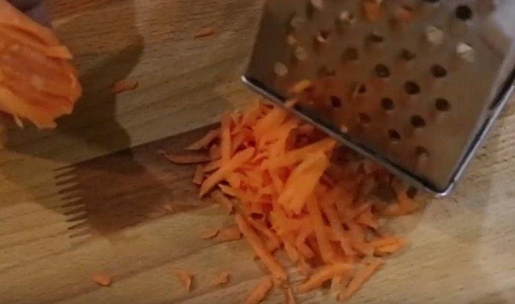 Sur une râpe grossière, nous frottons des carottes.