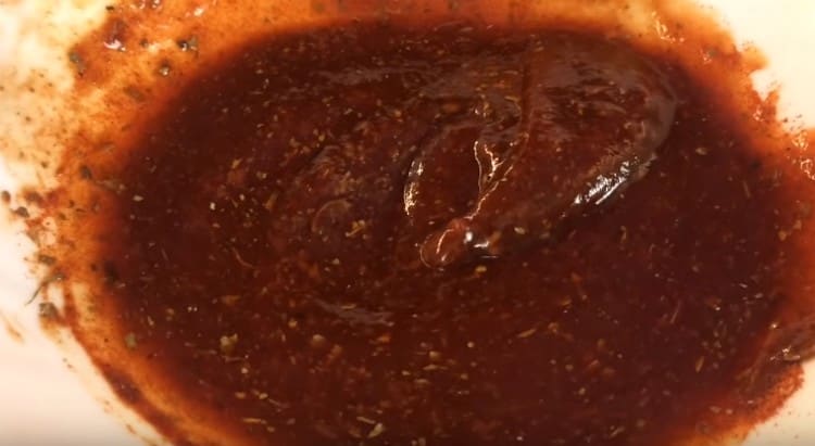 Mezcle la salsa hasta que quede suave.