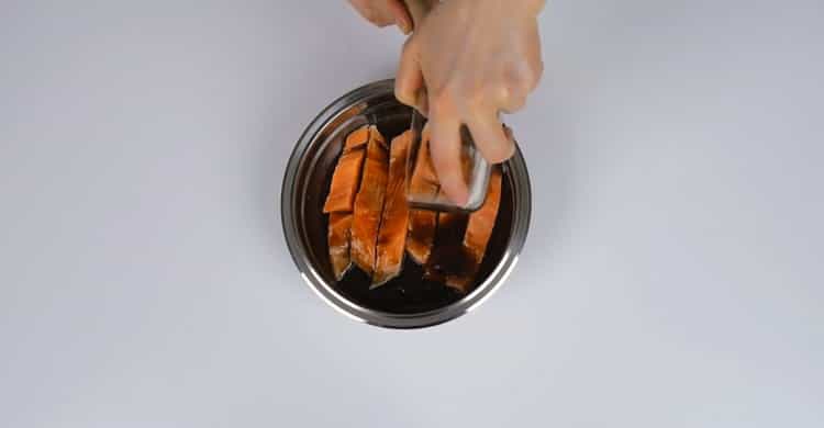 Para preparar salmón rosado en el horno, prepare los ingredientes.
