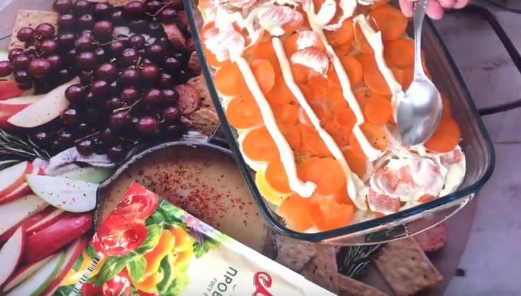 Lubrique el plato con mayonesa y envíelo al horno, cubriendo con papel de aluminio.