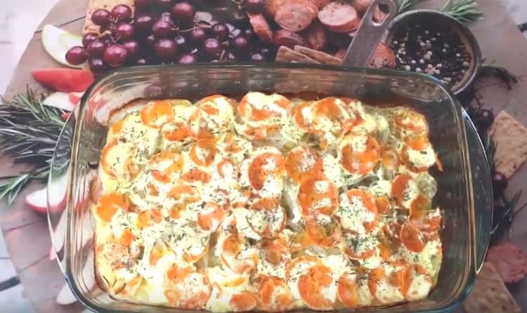 Nadamo se da ćete uživati ​​u ovom receptu za ružičasti losos s krumpirom u pećnici.