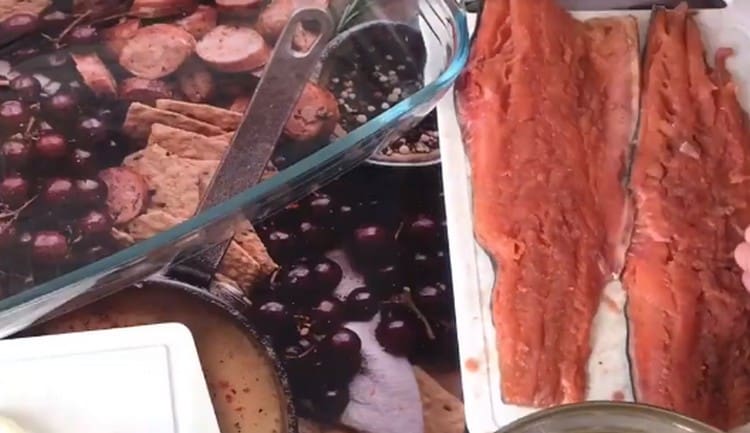 Limpiamos y dividimos el salmón rosado por el filete.