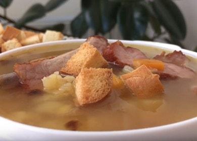 Cocinar fragante sopa de guisantes con costillas ahumadas de acuerdo con la receta con una foto.