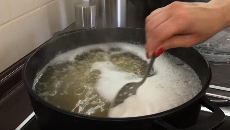 Remove the foam from boiled peas.