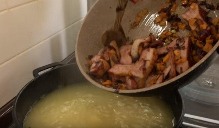 Transfer the frying with ribs into the soup.