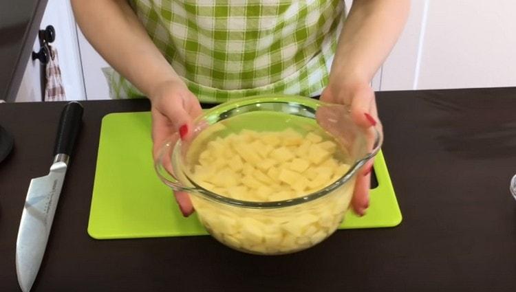 Couper les pommes de terre en dés.