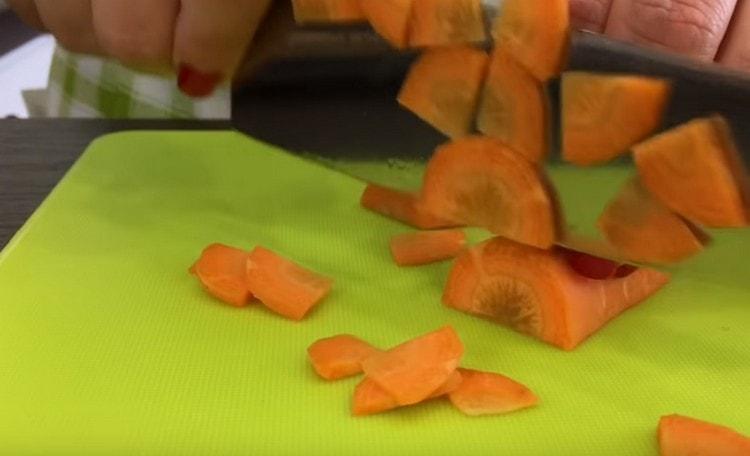 Couper les carottes en tranches.