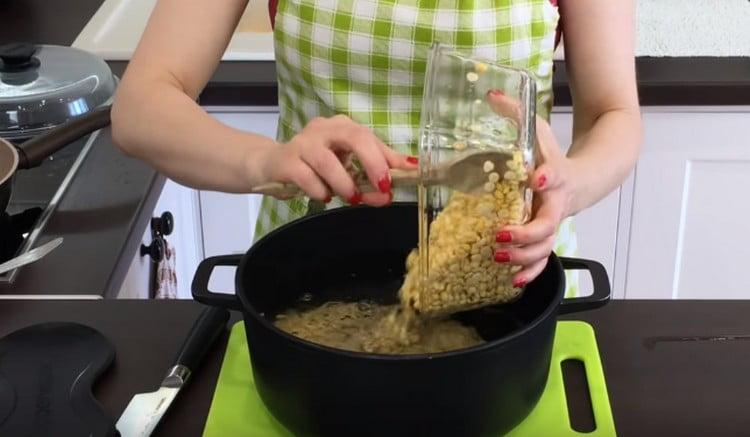 Nous passons les pois dans une casserole d’eau et nous mettons à cuire.