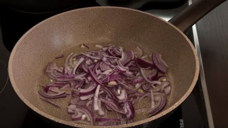 Spread onion in a pan and fry until transparent.