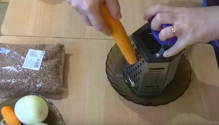 On a coarse grater we rub carrots.