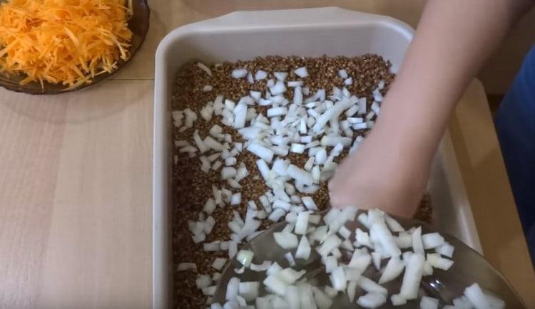 On top of the buckwheat, spread the onions evenly.