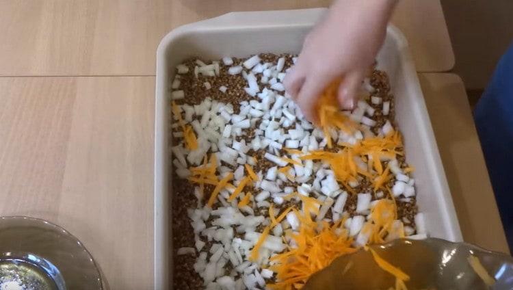 Saupoudrer une couche d'oignons carottes râpées.