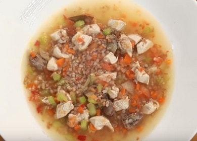 Kuhanje neobične juhe od heljde s piletinom prema receptu s postupnim fotografijama.