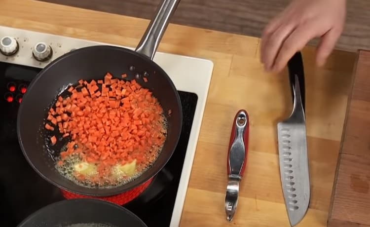 We send the carrots to fry in a pan.