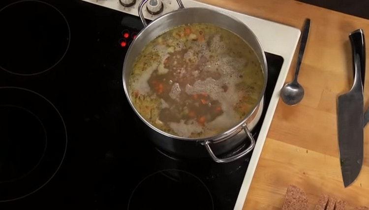 Ajouter le sarrasin et le cœur de poulet à une soupe presque prête.