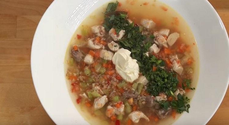 Au moment de servir, décorer la soupe de sarrasin avec les légumes verts du poulet, ajouter une cuillerée de crème sure.