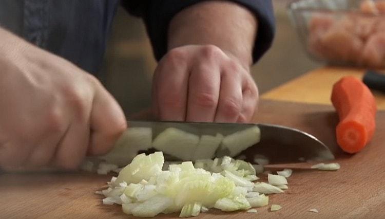Chop the onion into a small cube.