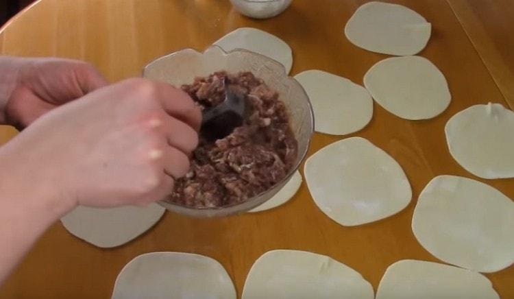 Before sculpting the dumplings, you can add more water to the stuffing if it is infused and has become thick.