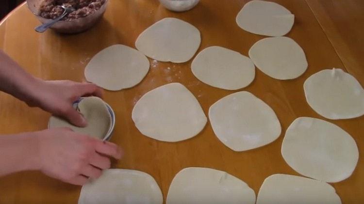 It is more convenient to sculpt khinkali with a small bowl in which you need to put the dough.