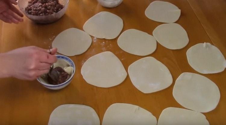 Put minced meat on the center of the dough.