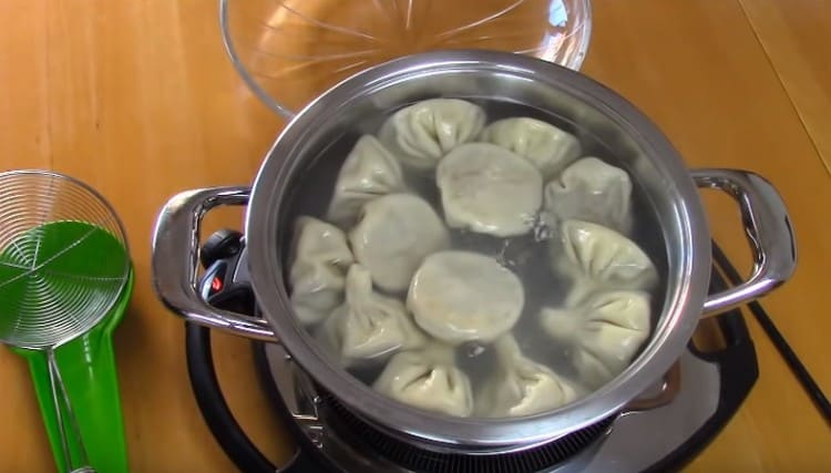 Cook khinkali, when they come up, you can no longer interfere.