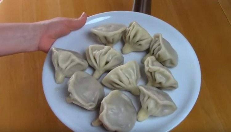 De véritables raviolis khinkali géorgiens sont prêts!