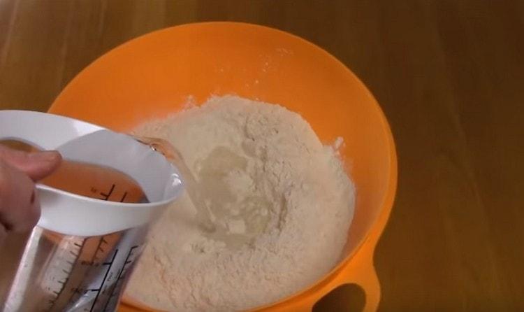 Ajouter de l'eau à la farine et pétrir la pâte.