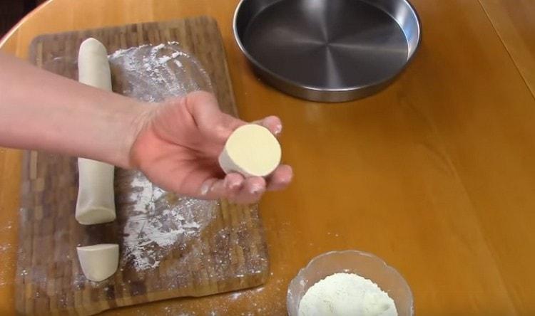 De la pâte, on forme un saucisson, on le coupe en morceaux.