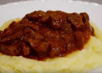 Cooking a delicious beef goulash with gravy: a recipe with step by step photos.