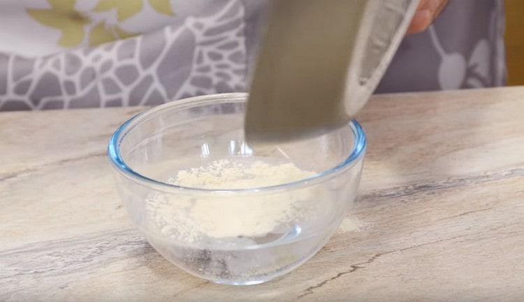 Ajouter la farine à l'eau, mélanger.