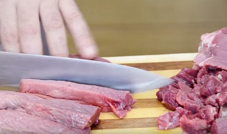Cortar la carne en trozos pequeños.