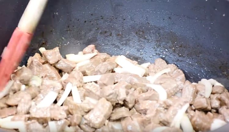 Agrega la cebolla a la carne.