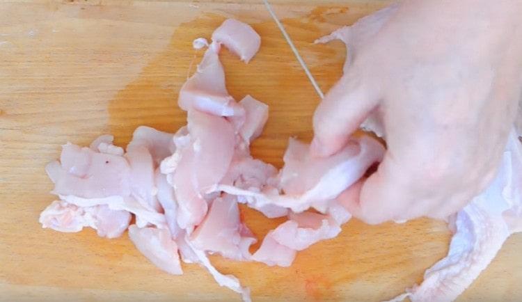 Izrežite piletinu na male komade.
