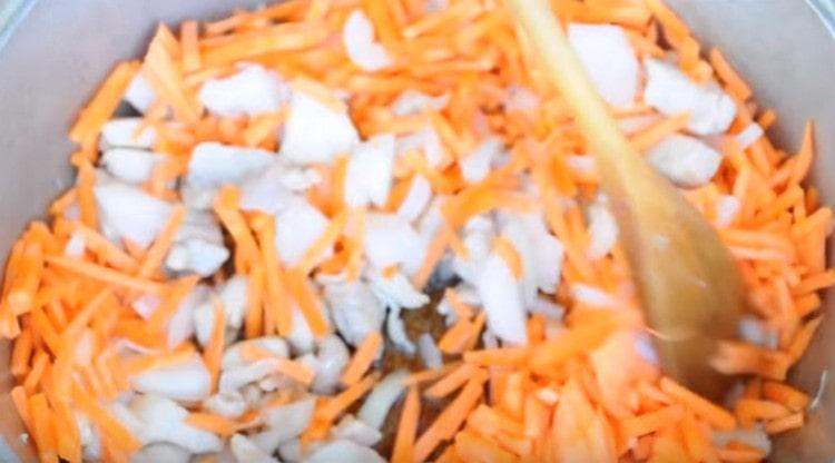 Ajouter les oignons et les carottes à la viande, mélanger et laisser mijoter.