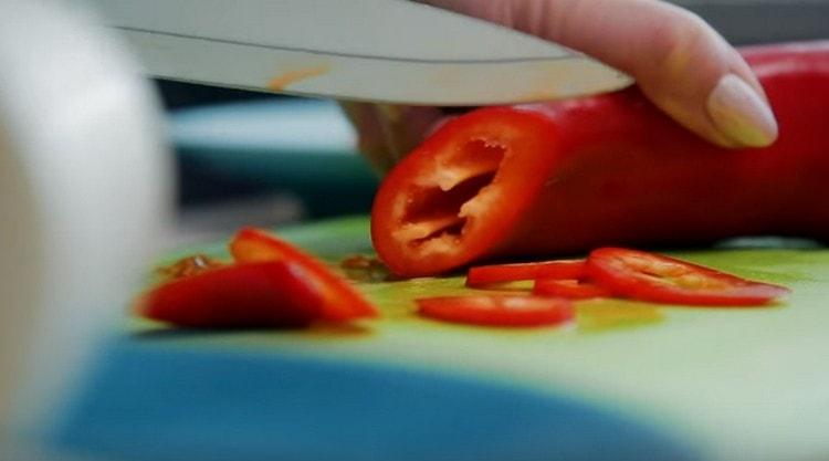 Izrežite male paprike u malene krugove.